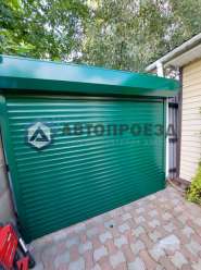 Рулонные ворота Alutech для въезда в загородный дом