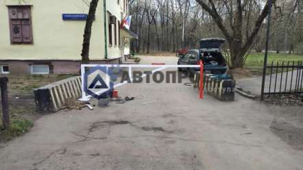 Поворотный шлагбаум возле общежития