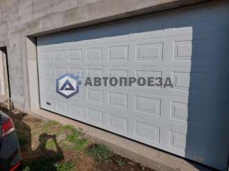 Секционные ворота Alutech Prestige для гаража загородного дома