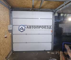 Секционные ворота Alutech для гаража