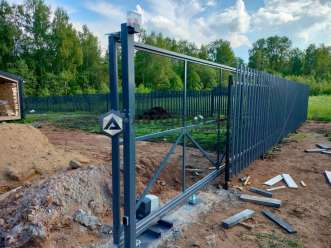 NICE RB600BDKCE на откатных воротах загородного дома