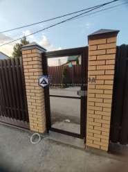 Калитка на карпичных столбах